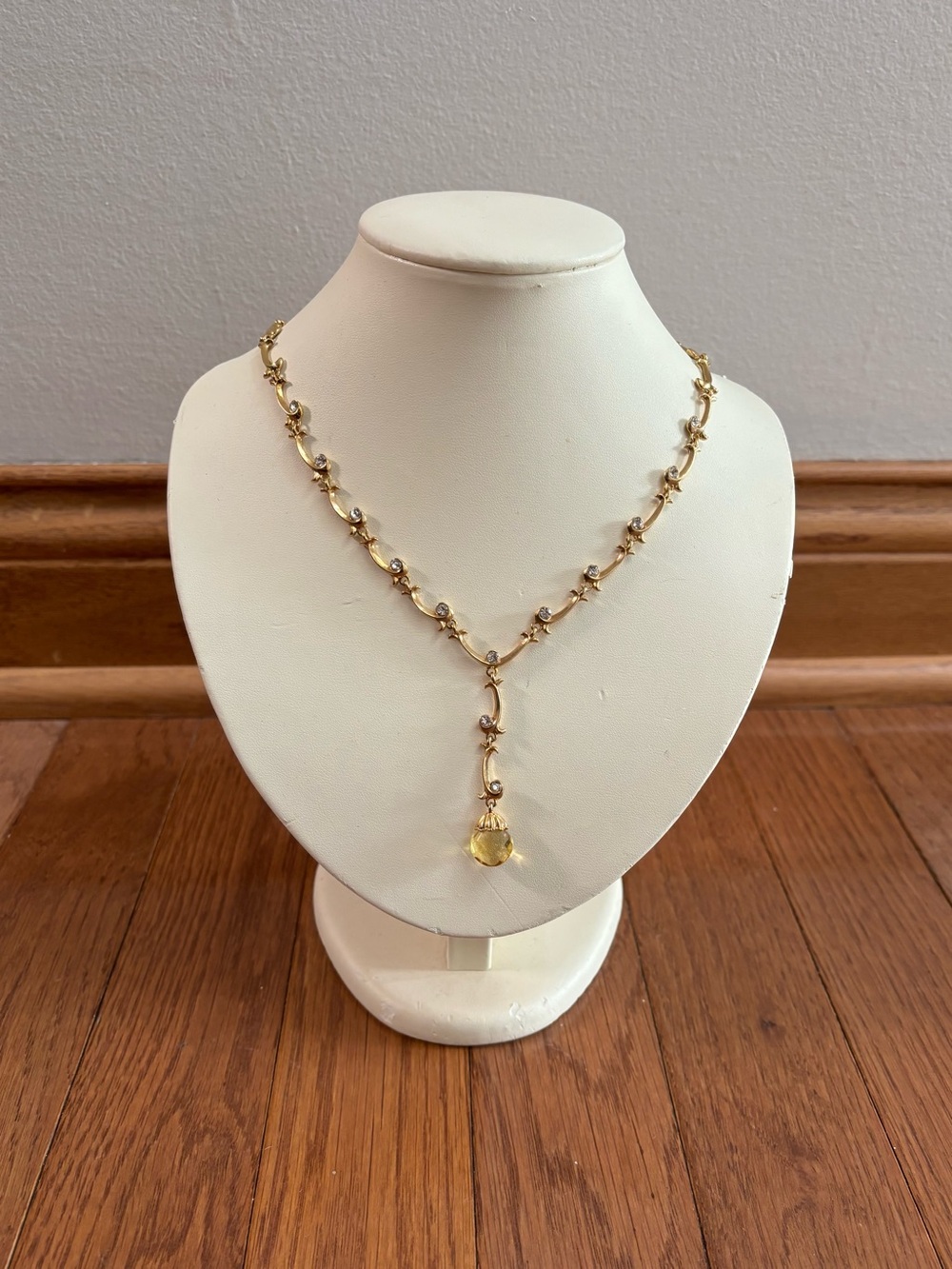 Vintage Avon Gold Tone Vine Necklace with Tear Drop Pendant and Gemstones
